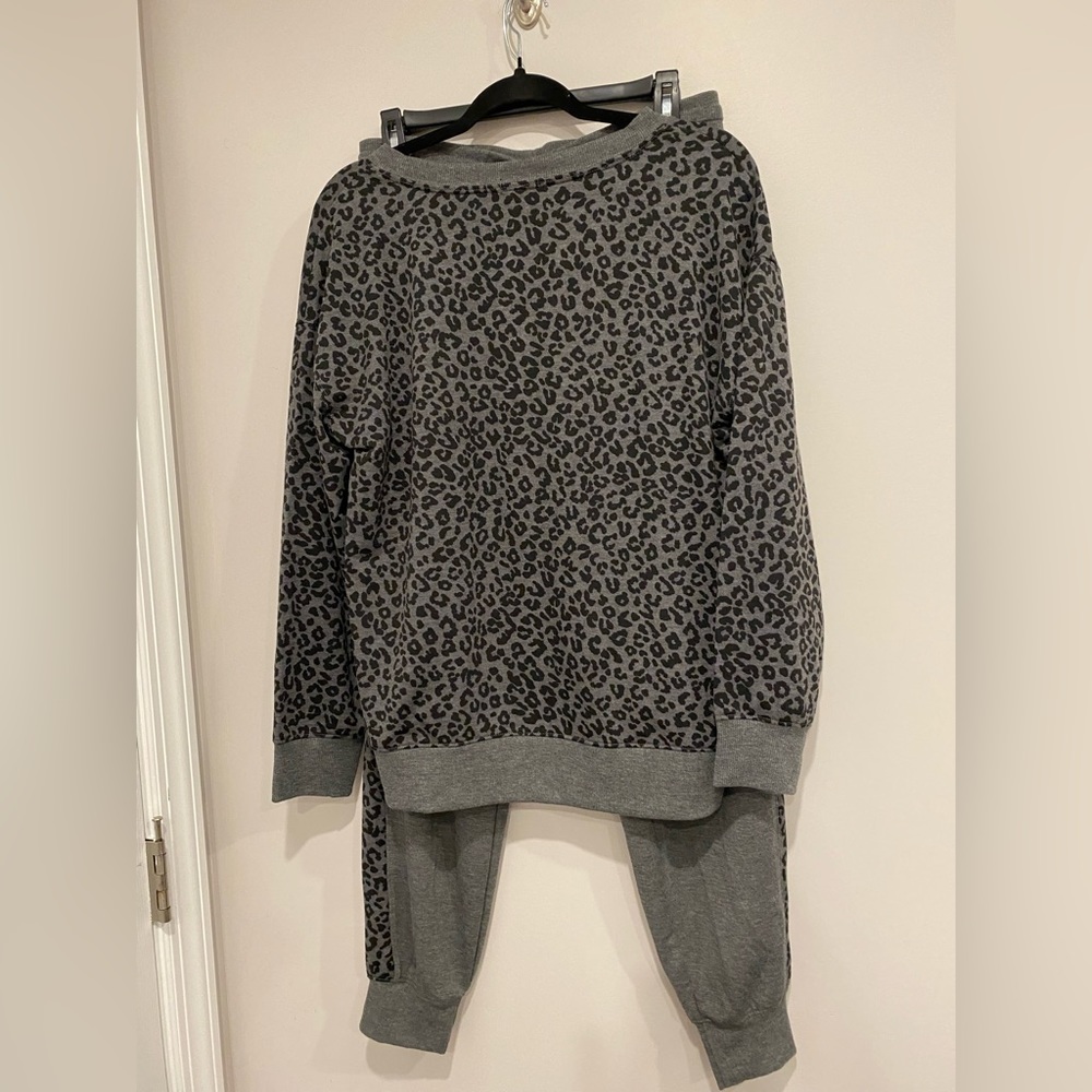 •2/$40• Splendid 2-Piece Pajama Lounge Set Animal Print - Picture 4 of 7
